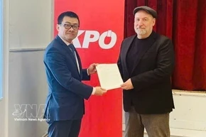 El embajador de Vietnam en Austria, Vu Le Thai Hoang, entrega la carta de agradecimiento del Comité Central del PCV al presidente del KPÖ, Günther Hopfgartner. (Foto: VNA)