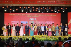 Ganadores de la categoría B en la VIII edición de los Premios de Periodismo de la capital sobre la construcción del Partido y el sistema político para 2025 (Foto: VNA)