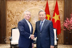 El secretario general del Partido Comunista de Vietnam, To Lam (derecha), recibe al secretario de Estado adjunto para Asuntos de Asia Oriental y el Pacífico de Estados Unidos, Michael DeSombre (Foto: VNA)