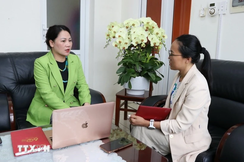 Trinh Ngoc Anh, secretaria del Comité partidista de la comuna de Dai Son, ciudad de Hai Phong (izquierda), conversa con una periodista de la VNA (Foto: VNA)