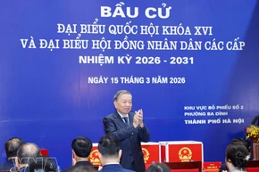 El secretario general del Partido Comunista de Vietnam, To Lam, ejerce su derecho al voto en las elecciones legislativas . (Foto: VNA)