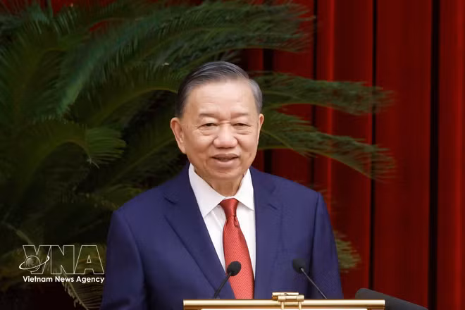 El secretario general del Partido Comunista y presidente de Vietnam, To Lam, pronuncia el discurso de clausura del IV Pleno del Comité Central. (Foto: VNA) 