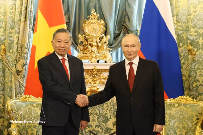 El secretario general del Partido y presidente de Vietnam, To Lam y el presidente ruso, Vladimir Putin, posan para una foto conjunta antes de las conversaciones. Foto: Thong Nhat/VNA