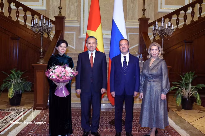 El secretario general del Partido Comunista y presidente de Vietnam, To Lam, y su esposa, junto al presidente de Rusia Unida y vicepresidente del Consejo de Seguridad de la Federación de Rusia, Dmitry Medvedev, y su esposa. (Foto: VNA)