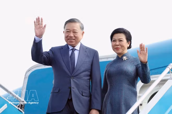 El secretario general del Partido Comunista de Vietnam y presidente del Estado, To Lam, acompañado de su esposa, Ngo Phuong Ly, parte de Hanoi para realizar visitas a Rusia y Francia. Foto: VNA
