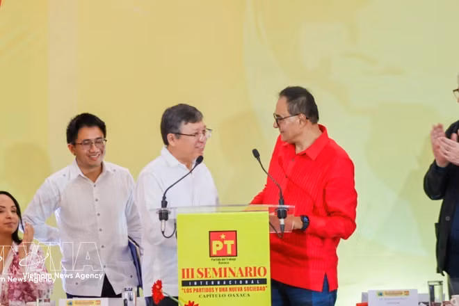 Benjamín Robles Montoya, integrante de la dirección nacional y Comisionado Político Nacional del Partido del Trabajo (PT) en el estado de Oaxaca, felicita al embajador de Vietnam en México, Nguyen Van Hai, por su discurso. (Foto: VNA)