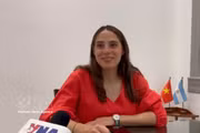 La doctora argentina Nadia Radulovich, especialista en Relaciones Internacionales, en una entrevista con la VNA (Foto: VNA)