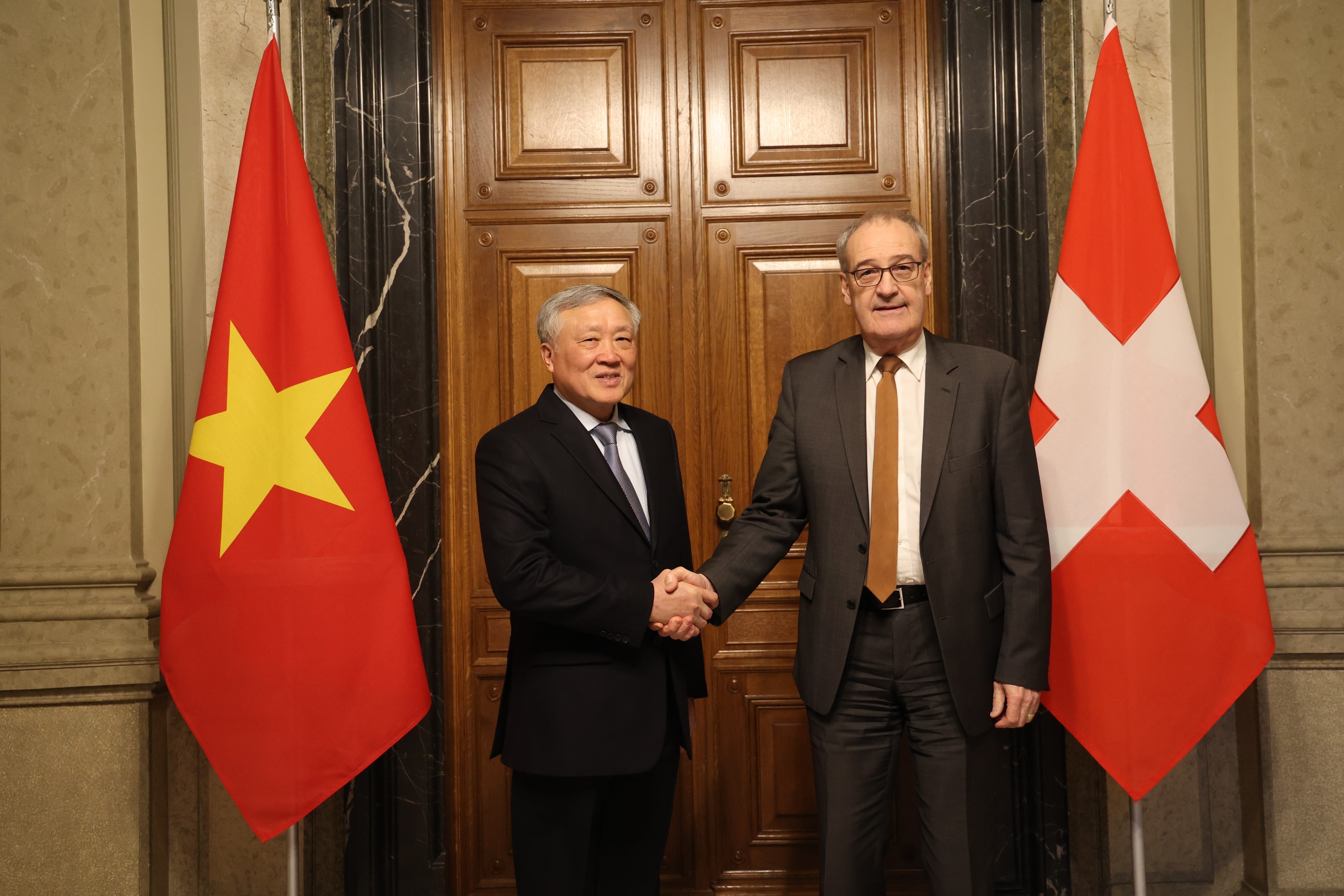 El viceprimer ministro permanente de Vietnam, Nguyen Hoa Binh (izq.), y el presidente suizo, Guy Parmelin, en su reunión en Berna el 28 de enero (Foto: VNA)