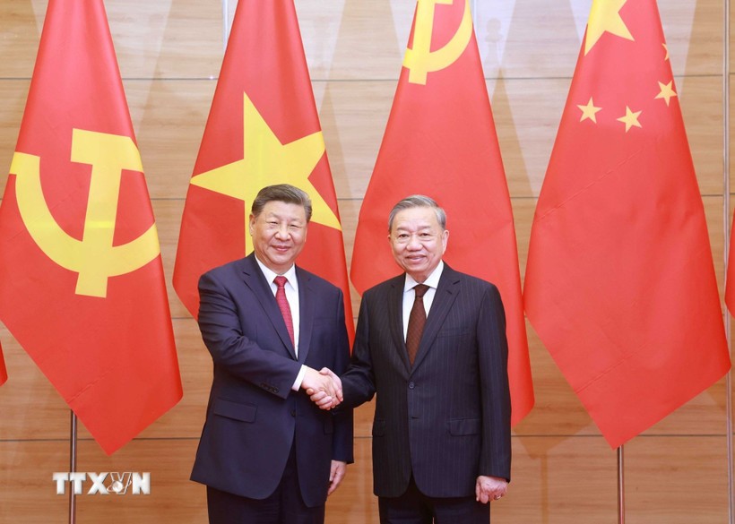 El secretario general del Partido Comunista de Vietnam, To Lam (derecha), se reúne con el secretario general del Partido Comunista de China y presidente de ese país, Xi Jinping (Foto: VNA)