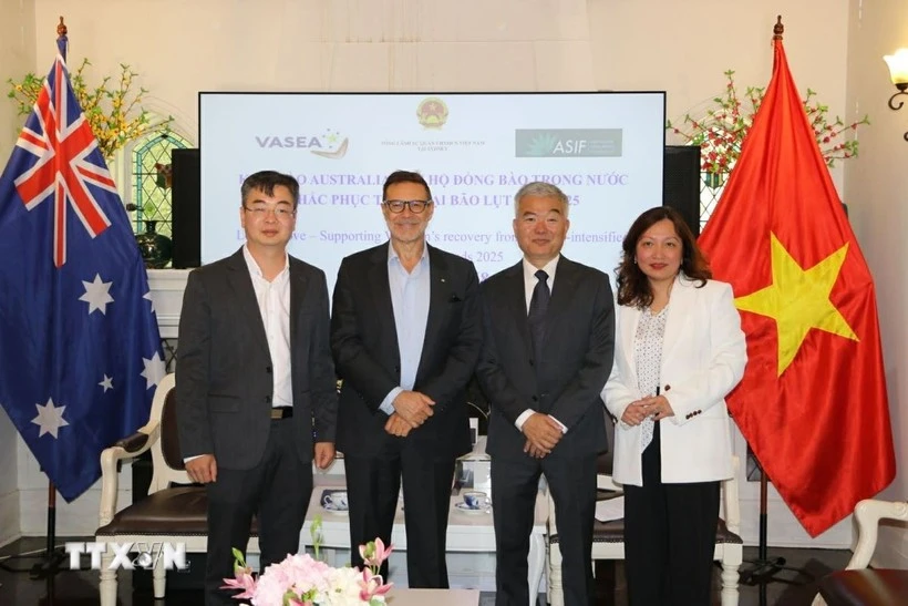 Andrew Goledzinowski (segundo desde la izquierda), exembajador de Australia en Vietnam, siempre se esfuerza por promover el desarrollo positivo de las relaciones bilaterales (Foto: VNA)