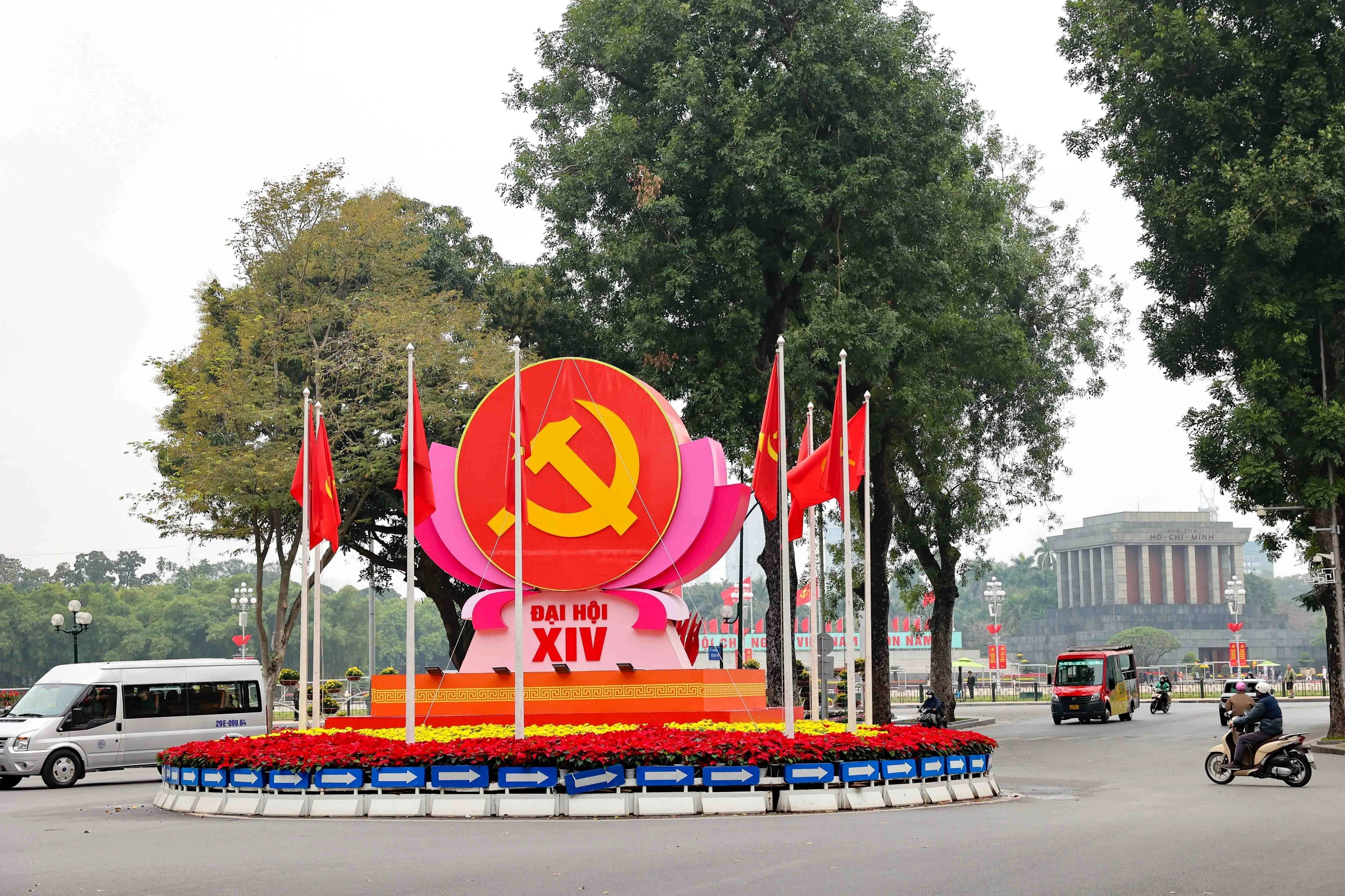 El emblema de la hoz y el martillo, las banderas del Partido y del país se exhiben en la intersección de Dien Bien Phu - Doc Lap - Chu Van An, durante el XIV Congreso Nacional del PCV. (Foto: VNA)