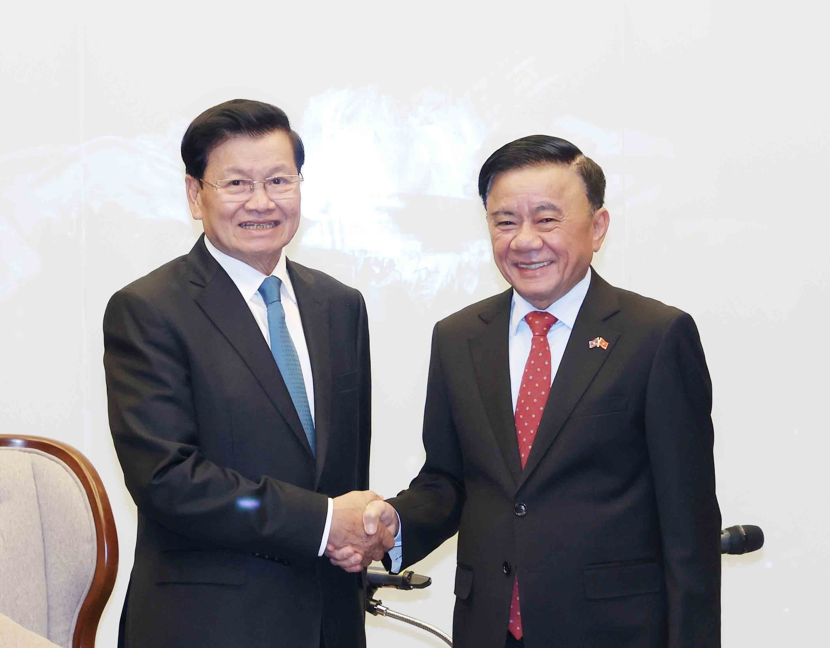 El miembro del Buró Político y miembro permanente del Secretariado del Comité Central del Partido, Tran Cam Tu (derecha), y el secretario general del Partido Popular Revolucionario de Laos y presidente del país, Thongloun Sisoulith (Foto: VNA)