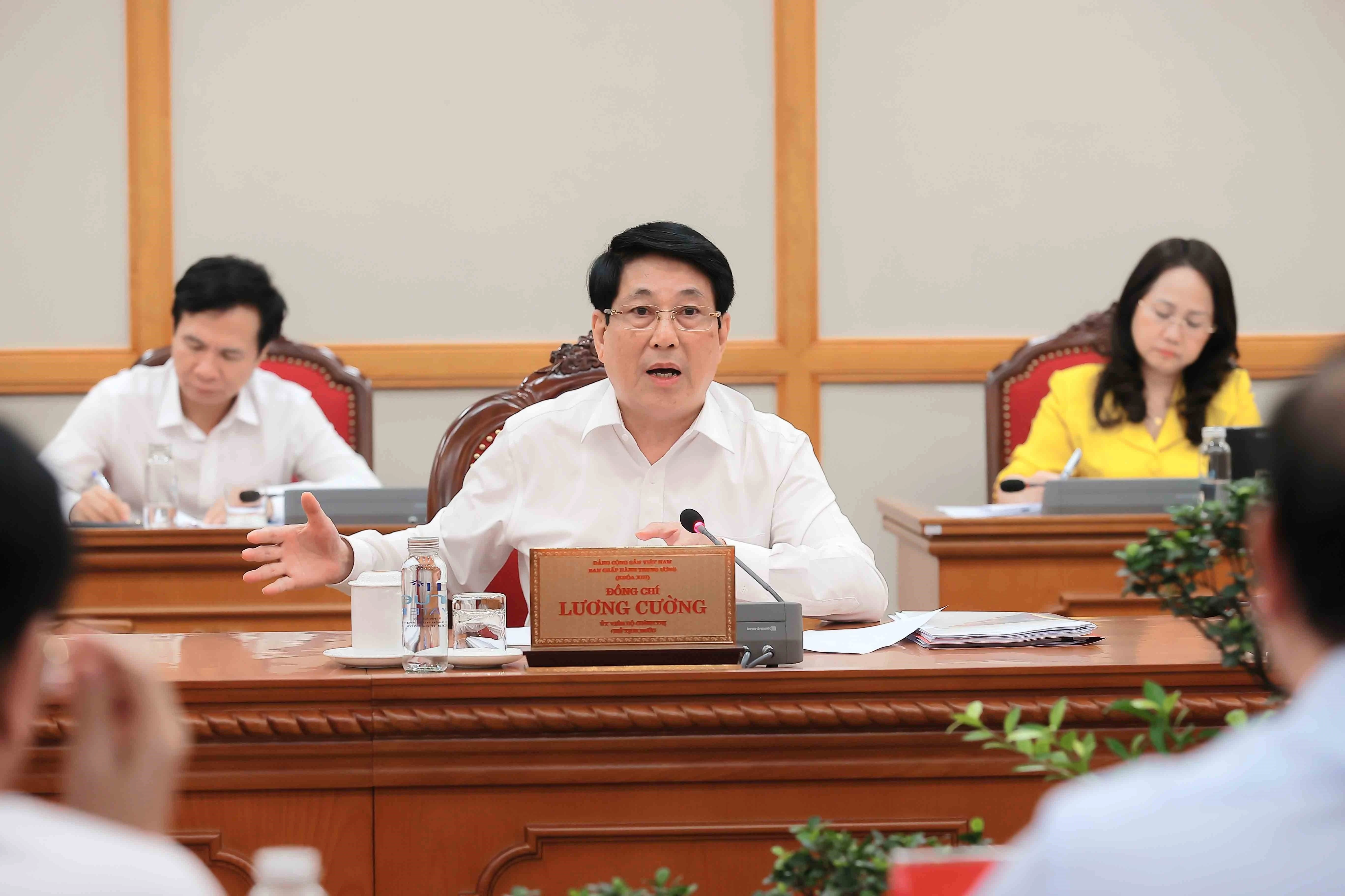El miembro del Buró Político y presidente de Vietnam, Luong Cuong, dirige la reunión (Foto: VNA)