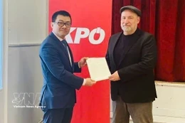 El embajador de Vietnam en Austria, Vu Le Thai Hoang, entrega la carta de agradecimiento del Comité Central del PCV al presidente del KPÖ, Günther Hopfgartner. (Foto: VNA)