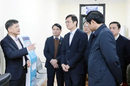 La delegación del Consejo Nacional Electoral inspecciona los preparativos para las elecciones en el barrio de Viet Tri, en Phu Tho (Foto: VNA)