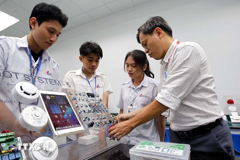 Los profesores de la Facultad de Tecnología Electrónica de la Universidad Industrial de Ciudad Ho Chi Minh guían a los estudiantes en sus estudios e investigaciones en el laboratorio.