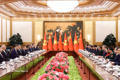 El secretario general del Partido y presidente de Vietnam, To Lam, sostiene conversaciones con su homólogo chino, Xi Jinping. (Foto: VNA)
