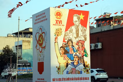 Símbolos electorales instalados en diversas calles del barrio Ha Lam, en la provincia de Quang Ninh, en preparación para las próximas elecciones. (Foto: VNA) 