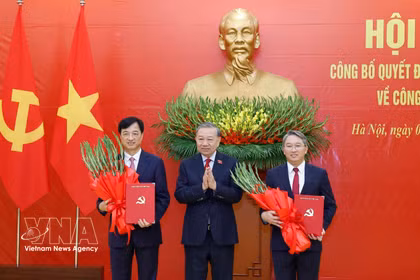 El secretario general del PCV y presidente de la República, To Lam, entrega las decisiones. (Foto: VNA)