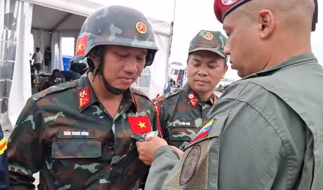 Rescatistas vietnamitas reciben la medalla "Héroe de Venezuela"