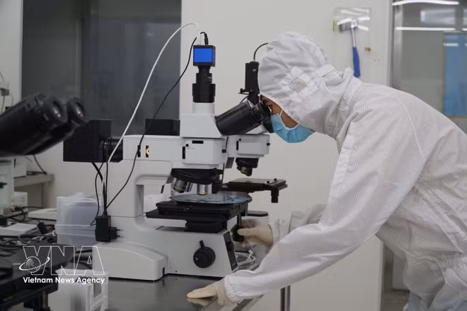 El laboratorio de tecnología de semiconductores del Centro de Investigación y Desarrollo del Parque de Alta Tecnología de Ciudad Ho Chi Minh está equipado con modernas instalaciones. (Foto: VNA)