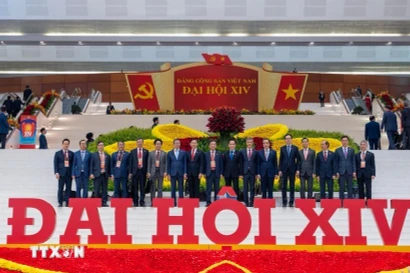 El embajador Trinh Duc Hai (tercero desde la derecha) y otros delegados asistentes al XIV Congreso Nacional del Partido (Foto: VNA)