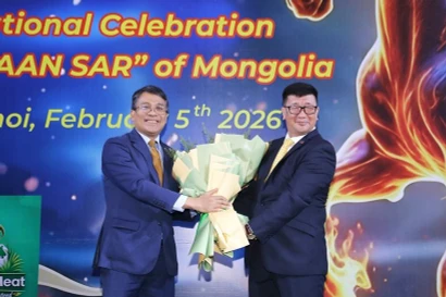 El viceministro permanente de Relaciones Exteriores, Nguyen Minh Vu, entregó flores para felicitar al embajador de Mongolia en Vietnam, Jigjee Sereejav. (Foto: VNA)