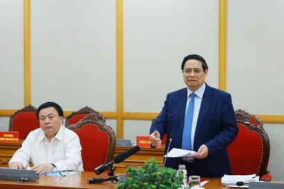 El miembro del Buró Político y primer ministro Pham Minh Chinh habla en la sesión de trabajo. (Foto: VNA)