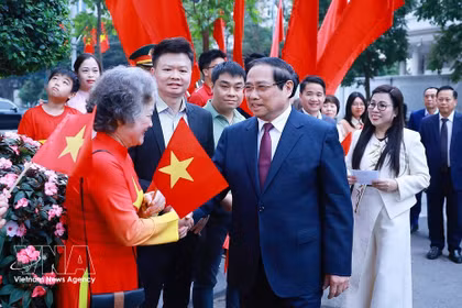 El primer ministro Pham Minh Chinh y su cónyuge con los votantes en el colegio electoral No. 21 del barrio de Tay Ho, Hanoi. Foto: VNA