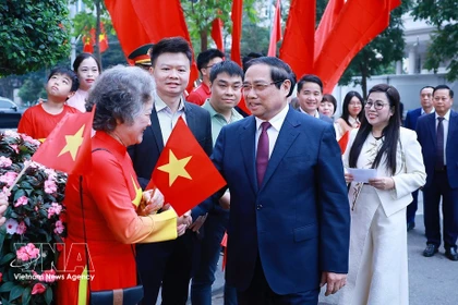 El primer ministro Pham Minh Chinh y su cónyuge con los votantes en el colegio electoral No. 21 del barrio de Tay Ho, Hanoi. Foto: VNA