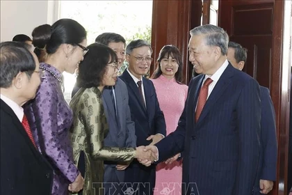 El secretario general del Partido Comunista de Vietnam, To Lam se reúne con comunidad vietnamita en Laos y destaca su papel en la unidad nacional. (Foto: VNA)