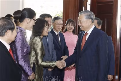 El secretario general del Partido Comunista de Vietnam, To Lam se reúne con comunidad vietnamita en Laos y destaca su papel en la unidad nacional. (Foto: VNA)
