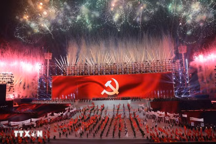 Un espectacular y gran espectáculo pirotécnico artístico, como una sinfonía grandiosa, celebra el exitoso XIV Congreso Nacional del Partido Comunista de Vietnam. (Foto: VNA)