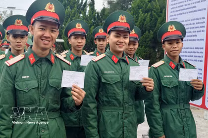 eEectores, incluyendo oficiales, soldados y residentes que viven y trabajan en la Zona Económica Especial de Con Co (Quang Tri), participan con alegría en las elecciones. Foto: VNA