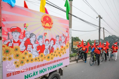 Un equipo de propaganda móvil de la comuna de O Dien, en Hanoi, con uniformes y banderas rojas animando el día de las elecciones. Foto: VNA