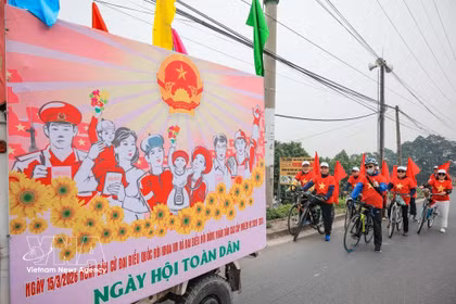 Un equipo de propaganda móvil de la comuna de O Dien, en Hanoi, con uniformes y banderas rojas animando el día de las elecciones. Foto: VNA