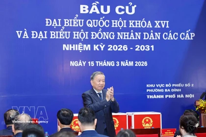 El secretario general del Partido Comunista de Vietnam, To Lam, asiste a la ceremonia de apertura y emite su voto en el colegio electoral No. 02 del barrio de Ba Dinh, Hanoi. Foto: VNA