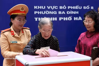 La votante Phan Thi Thuan, de 101 año de edad, ejerce su derecho al voto. (Foto: VNA)