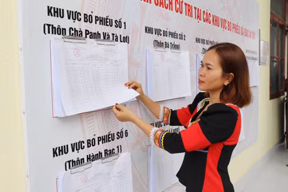 Los pobladores de la etnia Raglai en la comuna de Bac Ai Tay (Khanh Hoa) consultan la lista de votantes publicada oficialmente en la sede del Comité Popular comunal. Foto: VNA