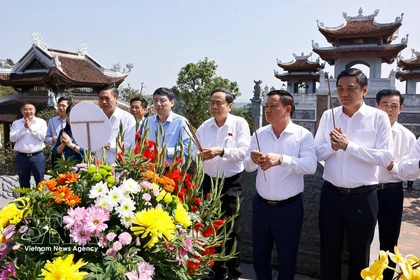 El presidente de la Asamblea Nacional (AN), Tran Thanh Man, ofreció hoy flores e incienso en homenaje al Pesidente Ho Chi Minh en el Templo Chung Son y en el Sitio Nacional de Reliquia Especial de Kim Lien, en la provincia central de Nghe An. (Foto: VNA)