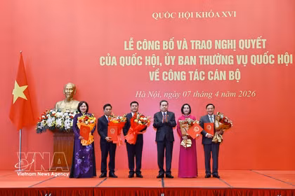 El presidente de la Asamblea Nacional de Vietnam, Tran Thanh Man, entrega resoluciones a los vicepresidentes de las comisiones y otros cargos directivos de la Oficina de la Asamblea Nacional. (Foto: VNA)