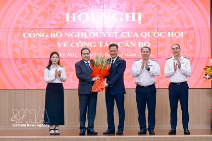 El presidente de la Asamblea Nacional de Vietnam, Tran Thanh Man, felicita a Nguyen Huu Nghia, Auditor General del Estado para el mandato 2026-2031. (Foto: VNA)