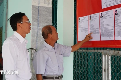 Electores consultan las reseñas biográficas de los candidatos al Consejo Popular de la comuna de Tan Hong (Dong Thap) para el período 2026-2031. (Foto: VNA)