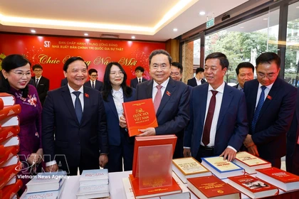 El presidente de la Asamblea Nacional (AN) de Vietnam, Tran Thanh Man, asiste a una ceremonia de presentación de la colección de leyes aprobadas por la AN de la XV Legislatura en su décimo período de sesiones. (Foto: VNA)