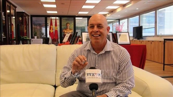 El presidente de la Asociación de Amistad Israel-Vietnam, Eyal Buvilski, en la entrevista. (Fuente: VNA)