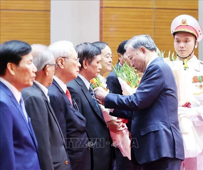 El secretario general del Partido Comunista de Vietnam, To Lam, entregó las insignias del PCV que reconocen entre 40 y 80 años de membresía a veteranos revolucionarios. (Fuente: VNA)