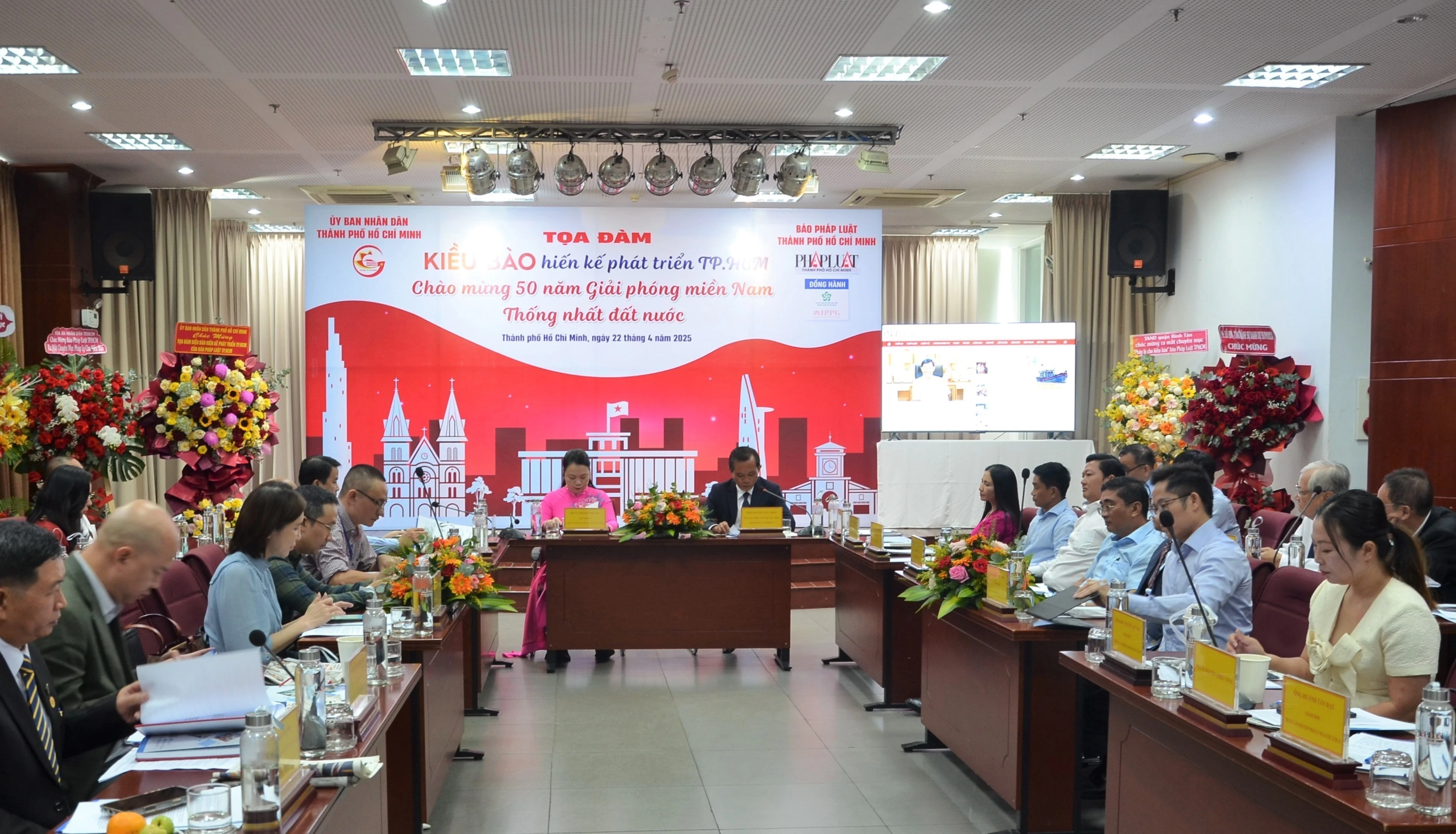 En el seminario titulado "Vietnamitas en el extranjero ofrecen sugerencias para el desarrollo de Ciudad Ho Chi Minh". (Foto: VNA)