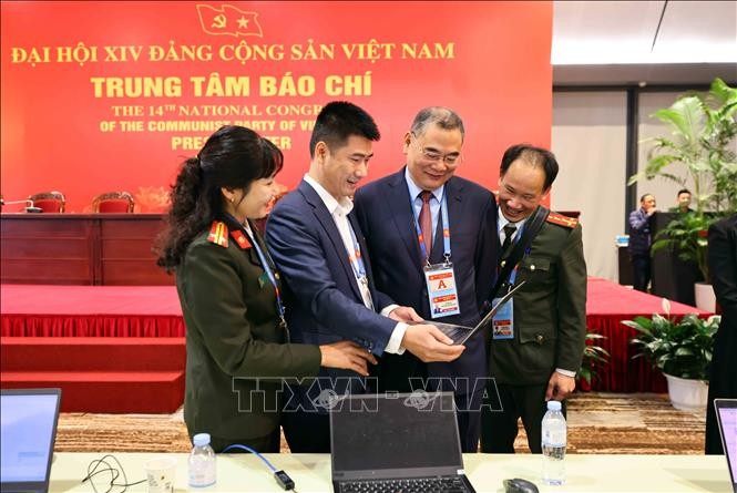 Reporteros y editores trabajando en el Centro de prensa del Congreso. Foto: VNA.