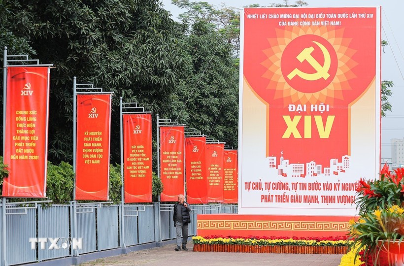 Banderas y lemas rojos brillantes adornan las calles de la capital, dando la bienvenida al XIV Congreso Nacional del Partido Comunista de Vietnam. (Foto: VNA)