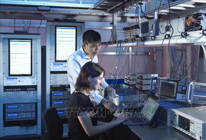 Tran Dang Bao An con un colega del Laboratorio Nacional de Física del Reino Unido (NPL). Foto: VNA